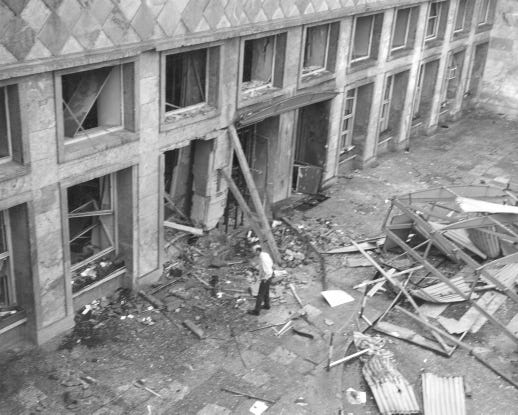 Schwarzweiß-Foto von einem Bombenanschlag der RAF auf den Terrace Club der US-Streitkräfte in Frankfurt am Main, 1972. Zu sehen ist die stark beschädigte Hausfassade mit zerbombten Fenstern und Trümmern.