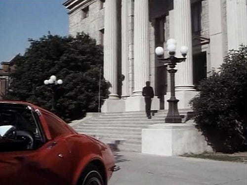 Schody budynku sądu w serialu "Ironside" z 1967 roku