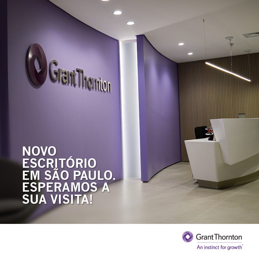 Foto do novo escritório Grant Thornton Brasil em São Paulo, tirada em 2016. Na foto, a logo da empresa em alto relevo sobre parede roxa.