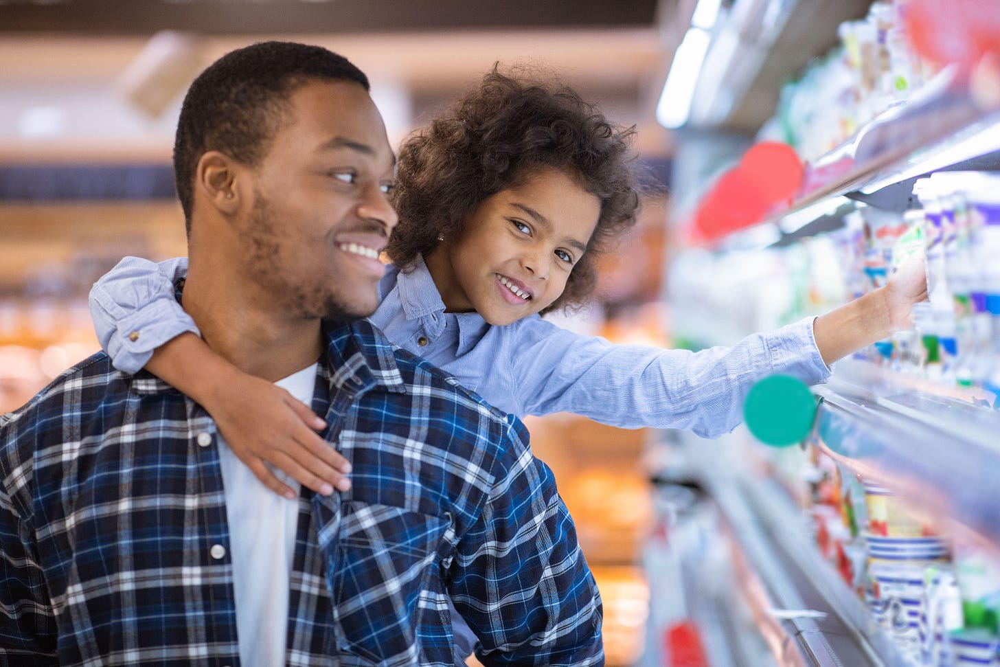 Dad in supermarket with daughter