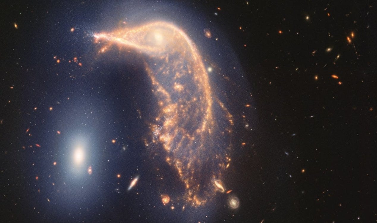 NASA publica imagem ‘pinguim e um ovo no espaço’ de galáxias em fusão. NASA publica imagem ‘pinguim e um ovo no espaço’ de galáxias em fusão.