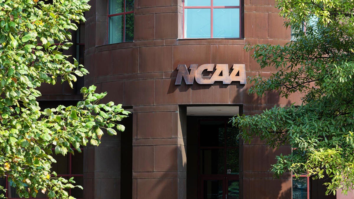 Classifying college athletes as employees, NLRB memo sets stage for further  NCAA destabilization - CBSSports.com