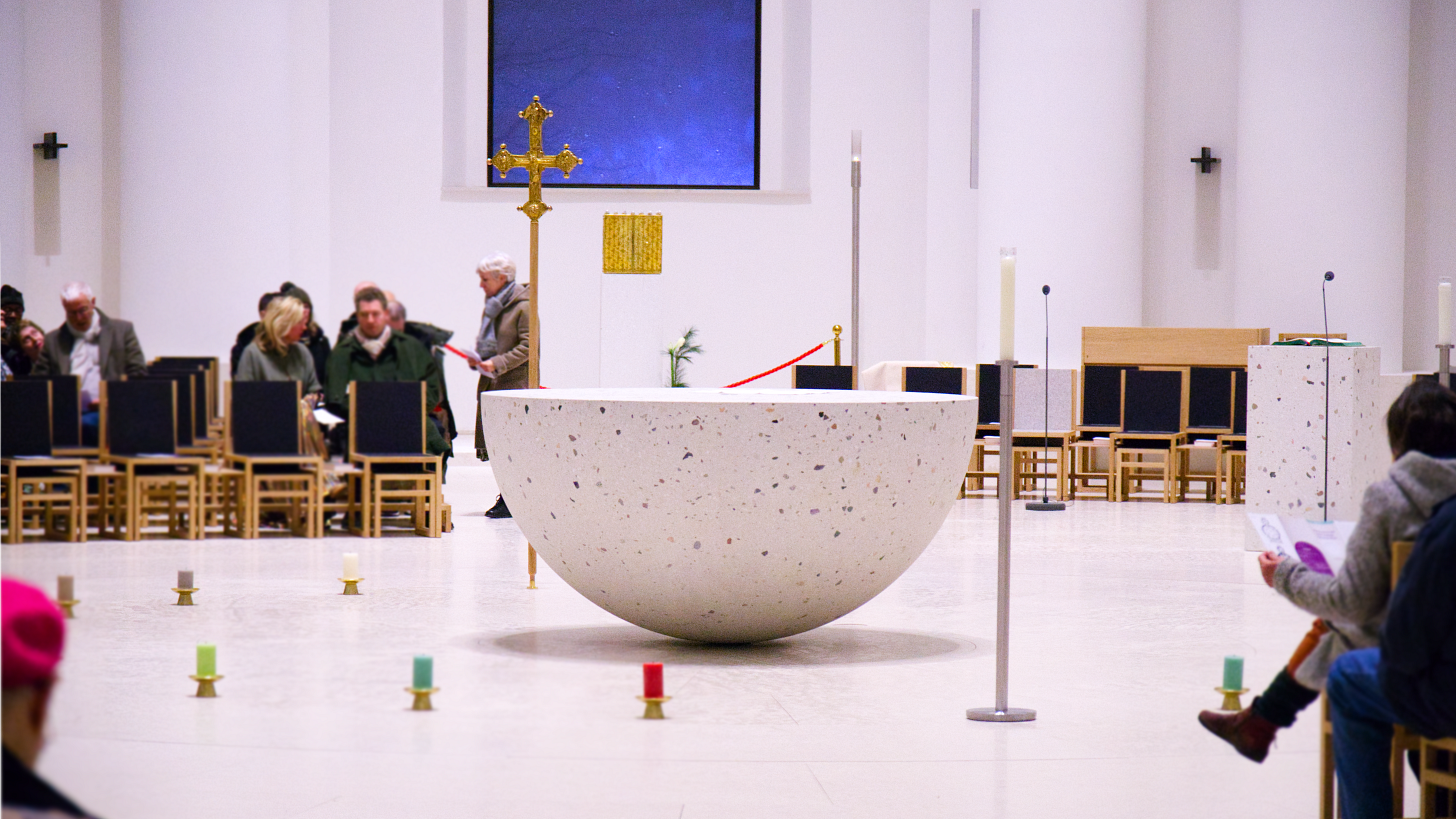 St. Hedwig in Berlin-Mitte bei der Wiedereröffnung im November 2024 – Altar mit Vorhaltekreuz