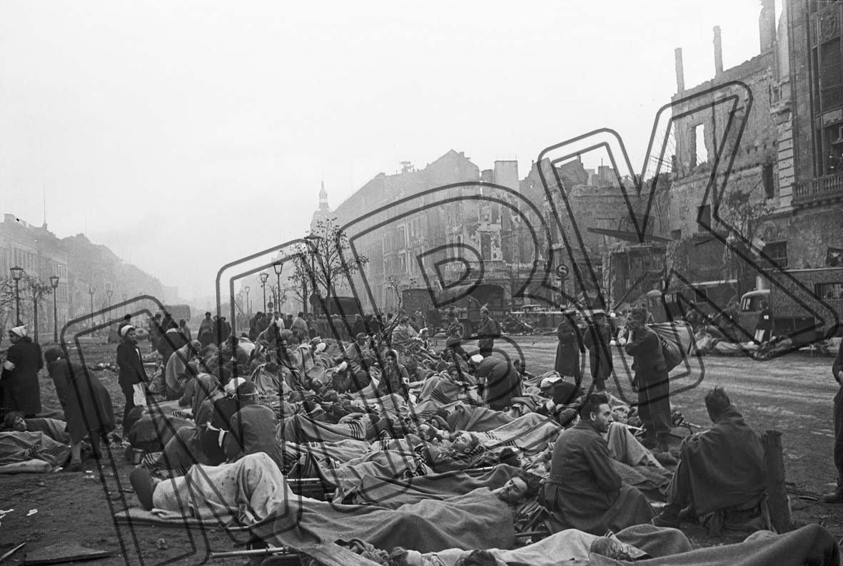 Fotografie: Schwer beschädigtes Gebäude der sowjetischen Botschaft, Berlin, Mai 1945 (Museum Berlin-Karlshorst RR-P) Fotografie: Schwer beschädigtes Gebäude der sowjetischen Botschaft, Berlin, Mai 1945 (Museum Berlin-Karlshorst RR-P)