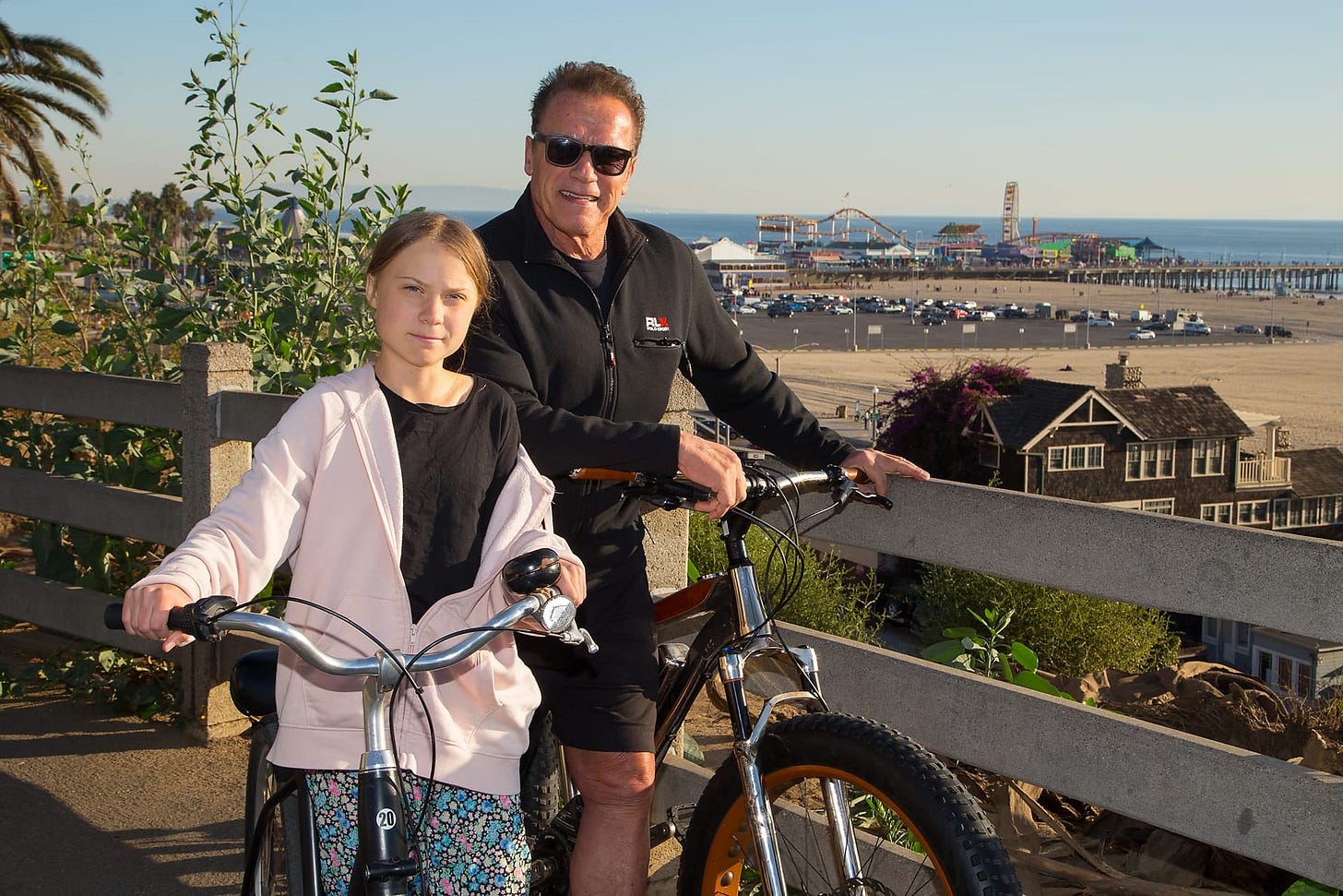 Greta Thunberg pose à vélo avec Arnold Schwarzenegger