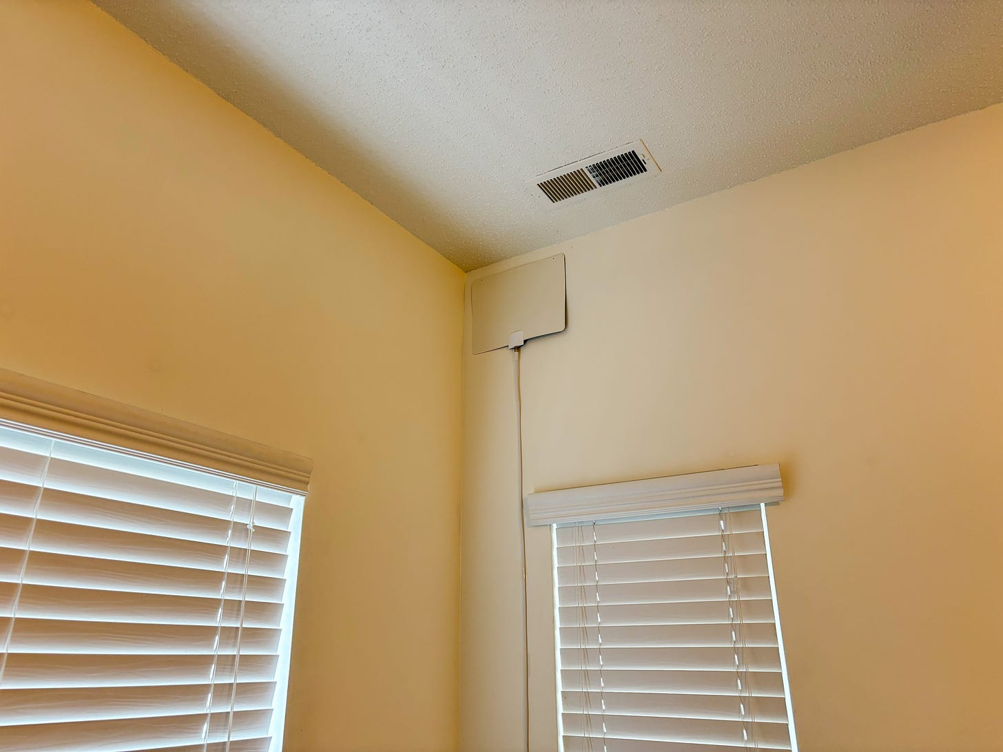 Flat antenna attached to the top of a corner wall