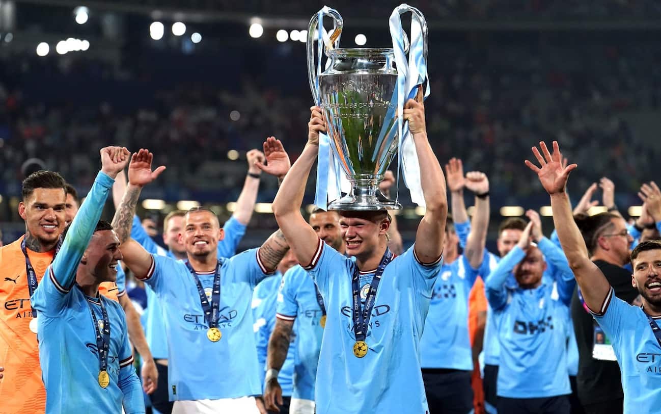 https://static.sky.it/images/skysport/it/calcio/champions-league/2023/06/10/finale-champions-inter-manchester-city-foto/festa_city_02.jpg.transform/gallery-horizontal-desktop-2x/678d03a764ec41c0c21f93f6350c28671889b994/img.jpg