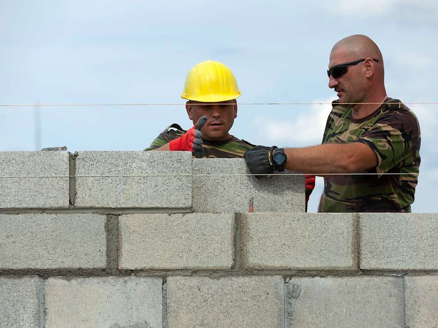 https://jenikirbyhistory.getarchive.net/media/romanian-soldiers-work-to-place-a-cinder-block-on-a-c341d4