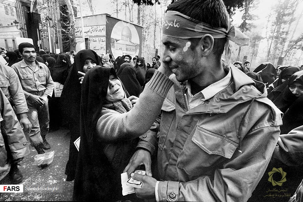 خداحافظي مادر با فرزندش قبل از اعزام به جبهه.
تهران، خيابان امام خميني(ره)، مقابل مجلس شوراي اسلامي/ 1364