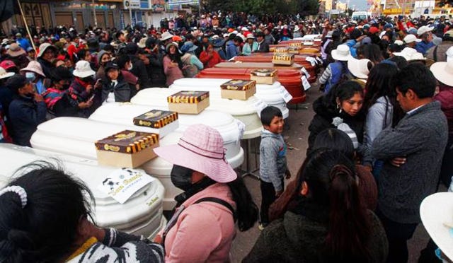 Familiares de 18 mortos em confrontos com a policia em Juliaca protestam com caixões vazios fora de necrotério na terça-feira, 10