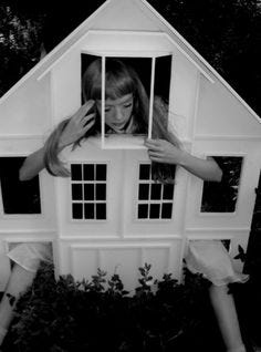 Giant Alice  deviantart.com