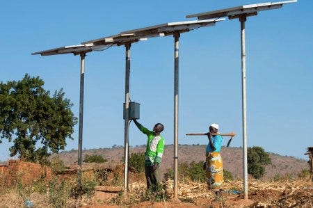 Dans la campagne rwandaise, des pylônes surmontés de panneaux solaires alimentent une petite communauté