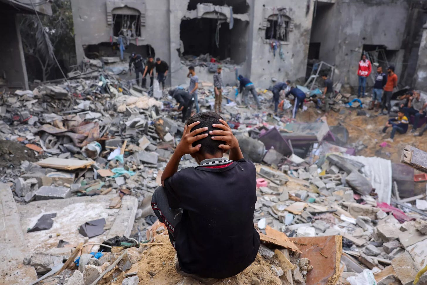 Ένα παιδί αντιδρά καθώς άνθρωποι διασώζουν αντικείμενα ανάμεσα στα ερείπια ενός κατεστραμμένου κτιρίου μετά από χτυπήματα στη Ράφα στη νότια Λωρίδα της Γάζας.  - Sputnik Ινδία, 1920, 16.11.2023
