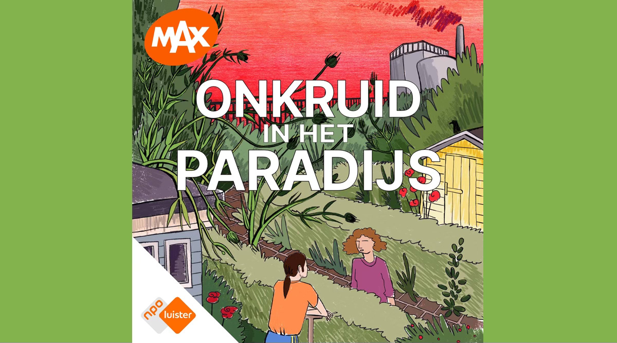 De afbeelding toont een illustratie van een tuin in een volkstuinencomplex, omgeven door hoge onkruiden en planten. In de voorgrond staan twee personen, een vrouw met een oranje shirt die naar een andere persoon kijkt met krullend rood haar en een paars shirt, zittend op een bankje. Op de achtergrond zijn een klein tuinhuisje en een grijze fabriek te zien. Bovenaan in grote witte letters staat de titel "ONKRUID IN HET PARADIJS" met daarboven een oranje cirkel met "MAX". Linksonder staat het logo van "NPO luister". De achtergrondkleur van de afbeelding is een groene tint.