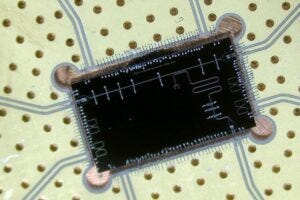 Nonlinear superconducting resonator circuit for investigating dissipative phase transitions.