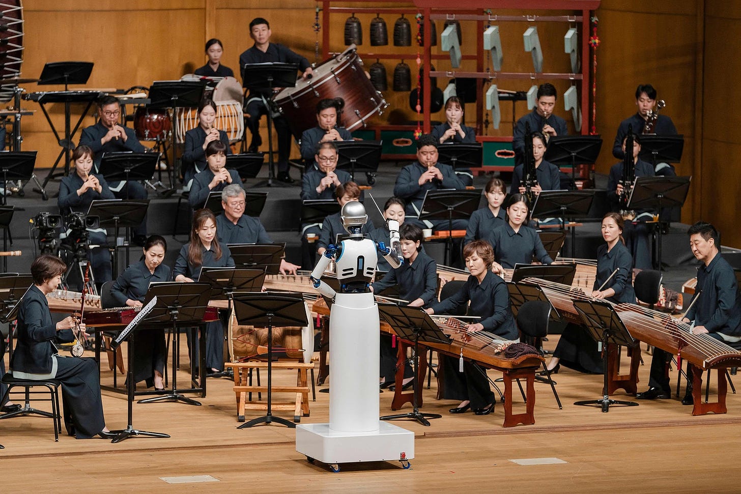 Robot takes stage to conduct orchestra, wow audience in Seoul | Daily Sabah