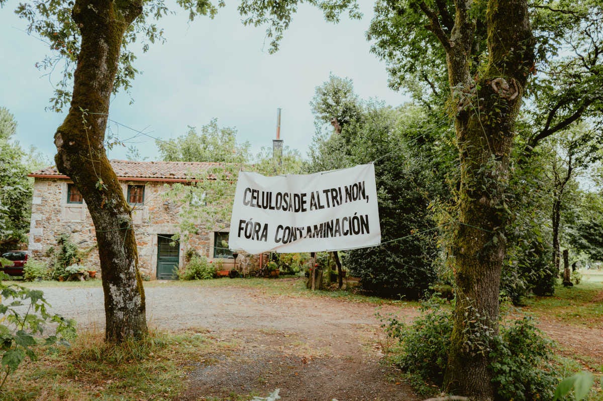 pancarta contra la celulosa de altri colgando delante de una casa cerca de donde se planea instalar la fábrica