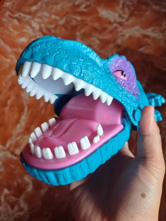 Dino biting finger toy