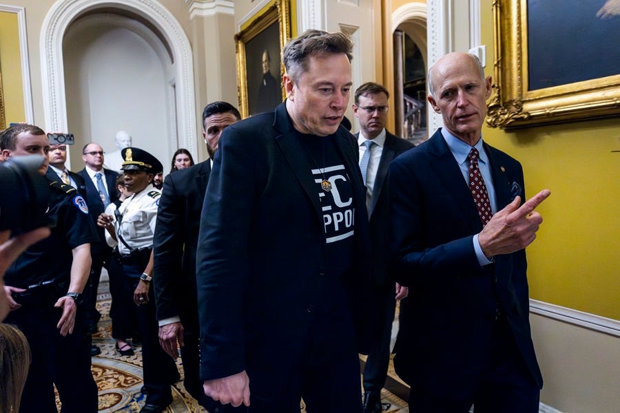 Elon Musk (C), del Departamento de Eficiencia Gubernamental de Estados Unidos (DOGE), llega al Capitolio de Estados Unidos para una reunión a puerta cerrada con los republicanos del Senado en Washington, DC, Estados Unidos. EFE/EPA/JIM LO SCALZO