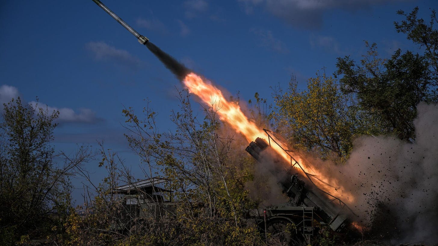 Russian servicemen fire a BM-27 9K57 Uragan (Hurricane) multiple rocket launcher towards Ukrainian positions  - Sputnik International, 1920, 20.11.2024