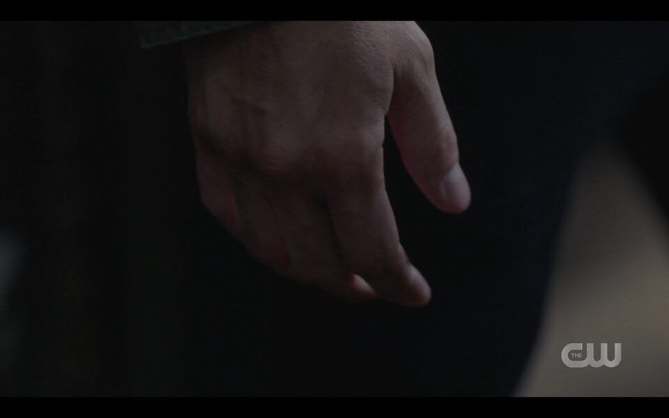 SPN finale Dean Winchesters hand falls in death