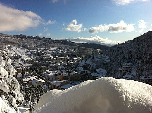 Vista dall'alto di Roccaraso, paese nella regione Abruzzo, coperto di neve. Vista dall'alto di Roccaraso, paese nella regione Abruzzo, coperto di neve.