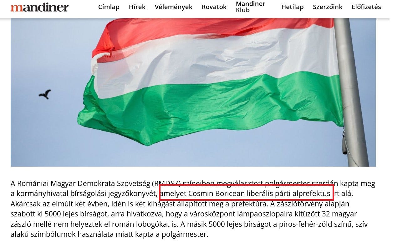 Lehet, hogy egy kép erről: , szöveg, amely így szól: „mandiner Címlap Hírek Vélemények Rovatok Mandiner Klub Hetilap Szerzőink Előfizetés A Romániai Magyar Demokrata Szövetség myuesesi (RMDSZ) kapta meg a kormányhivatal bírságolásij jegyzőkönyvét, amelyet Cosmin Boricean liberális párti alprefektus rt t alá. Akárcsak az elmúlt két évben, idén is két kihágást állapitott meg prefektura. A zászlótörvény alapján szabott ki 5000 lejes bírságot, arra hivatkozva, hogy a városközpont| lámpaoszlopaira kitűzött 32 magyar zászló mellé nem helyeztek el román lobogókat is. A másik 5000 lejes bírságot piros-fehér-zöld színű, szív alakú szimbólumok használata miatt kapta a polgármester.”