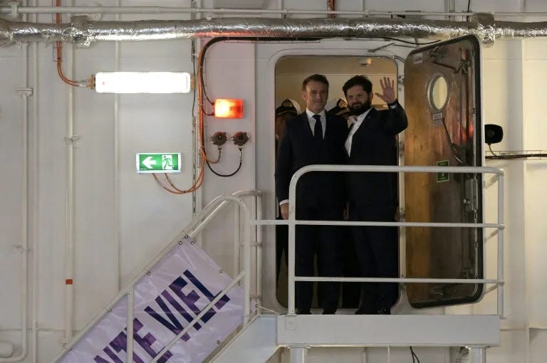 El presidente de Francia, Emmanuel Macron (izq.), y el de Chile, Gabriel Boric, visitan el buque rompehielos Almirante Viel en el Muelle Molo de Abrigo, en la ciudad chilena de Valparaíso, el 21 de noviembre de 2024 (Rodrigo Arangua)