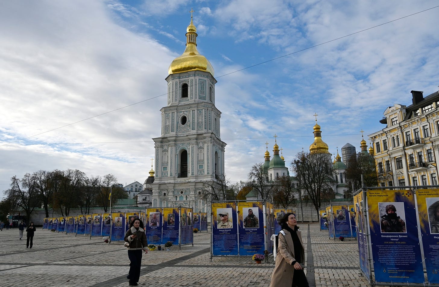 На зображенні може бути: 5 людей, Храм Василя Блаженного та текст