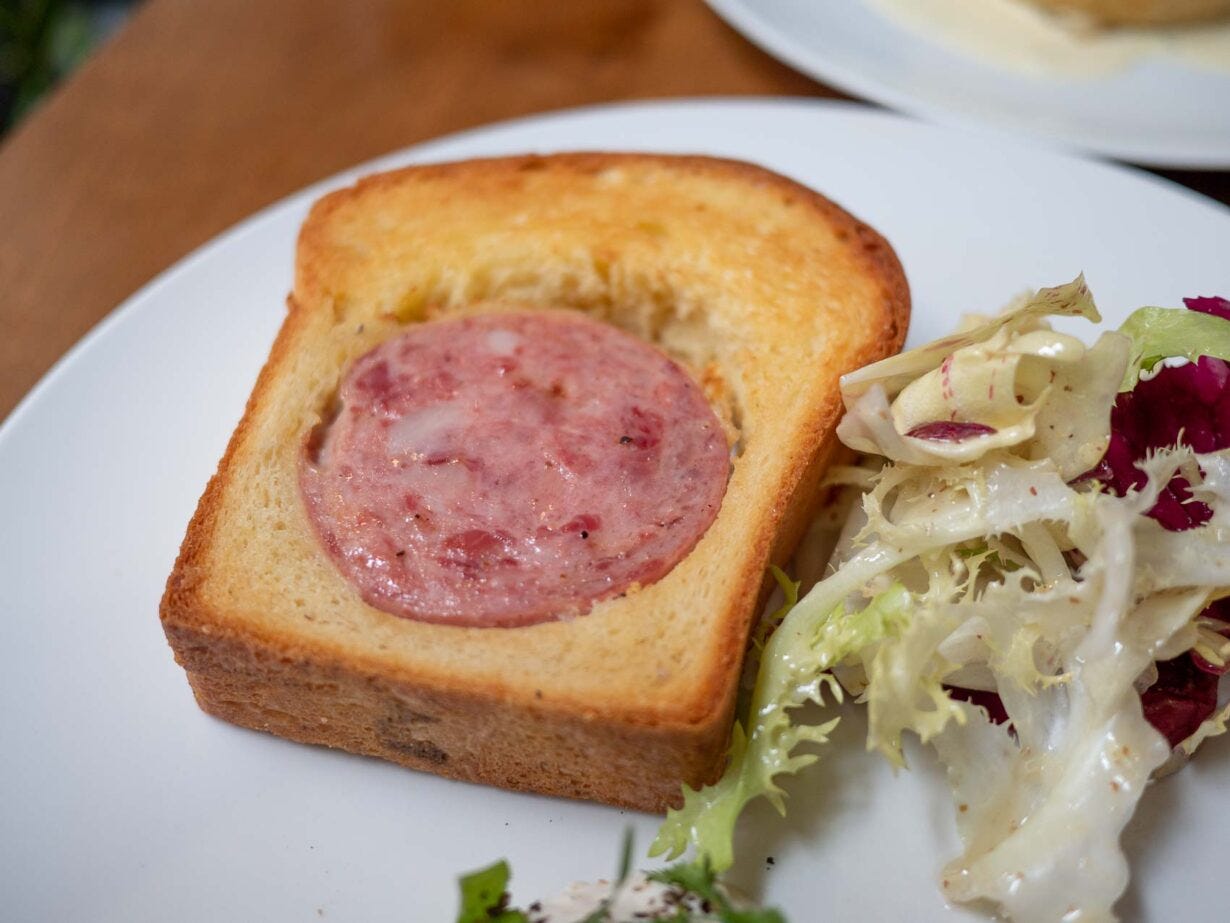 Saucisse briochée, salade