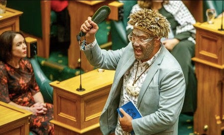 Un élu maori à la tribune du parlement de Nouvelle-Zélande Un élu maori à la tribune du parlement de Nouvelle-Zélande