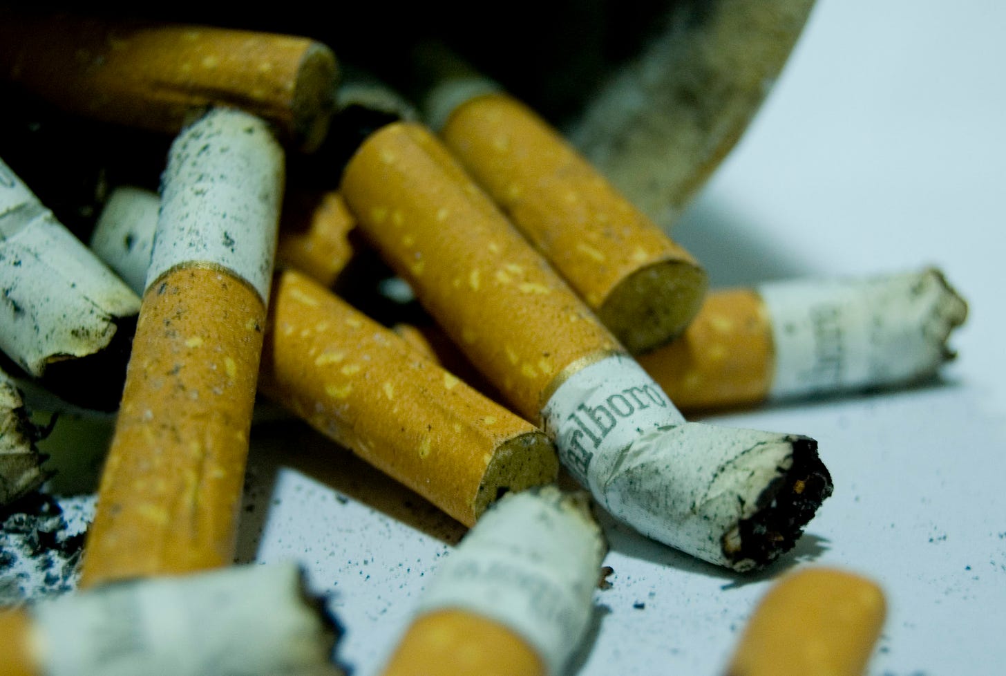 File:Marlboro Cigarettes.jpg — Wikimedia Commons