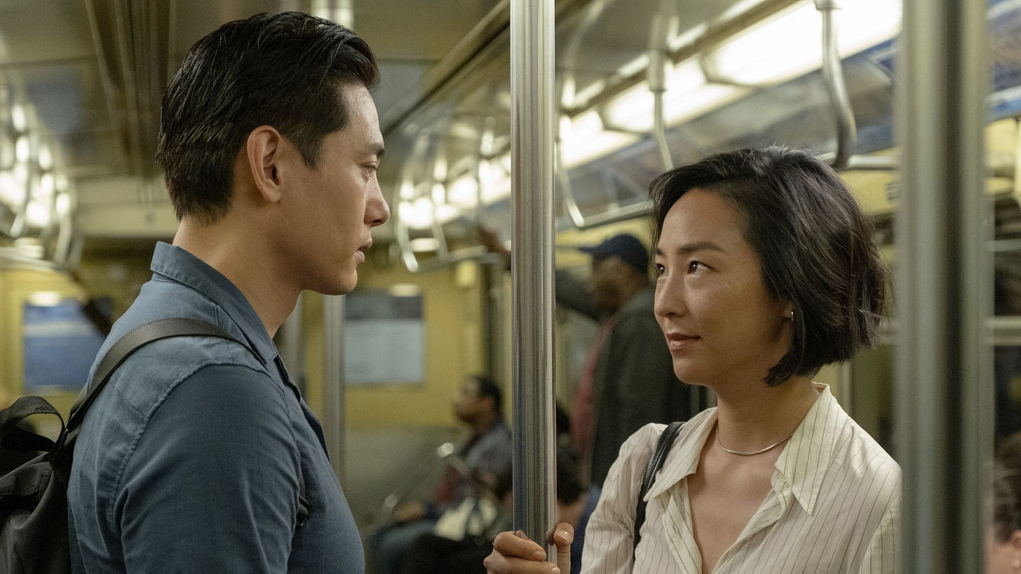 Los dos protagonistas de Vidas Pasadas viajan en el metro de Nueva York