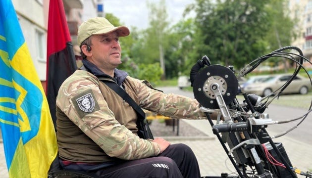 На Тернопільщині волонтер на візку проїхав понад 300 кілометрів, що зібрати гроші на FPV- дрони 