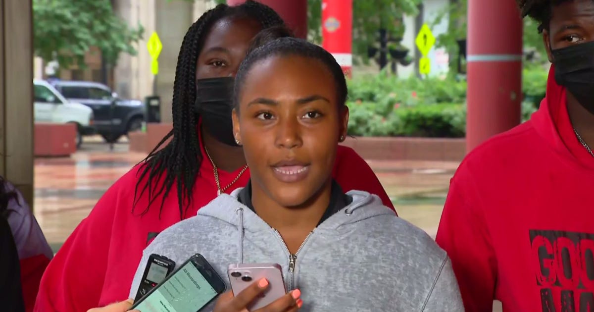 Activist who had tooth knocked out by Chicago police officer at Grant Park  protest could receive $280,000 settlement - CBS Chicago