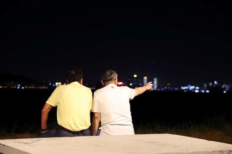 Terry Gou and Ko Wen-je sit together and look out over the night sky on Kinmen on Tuesday. (Facebook. Terry Gou photo)
