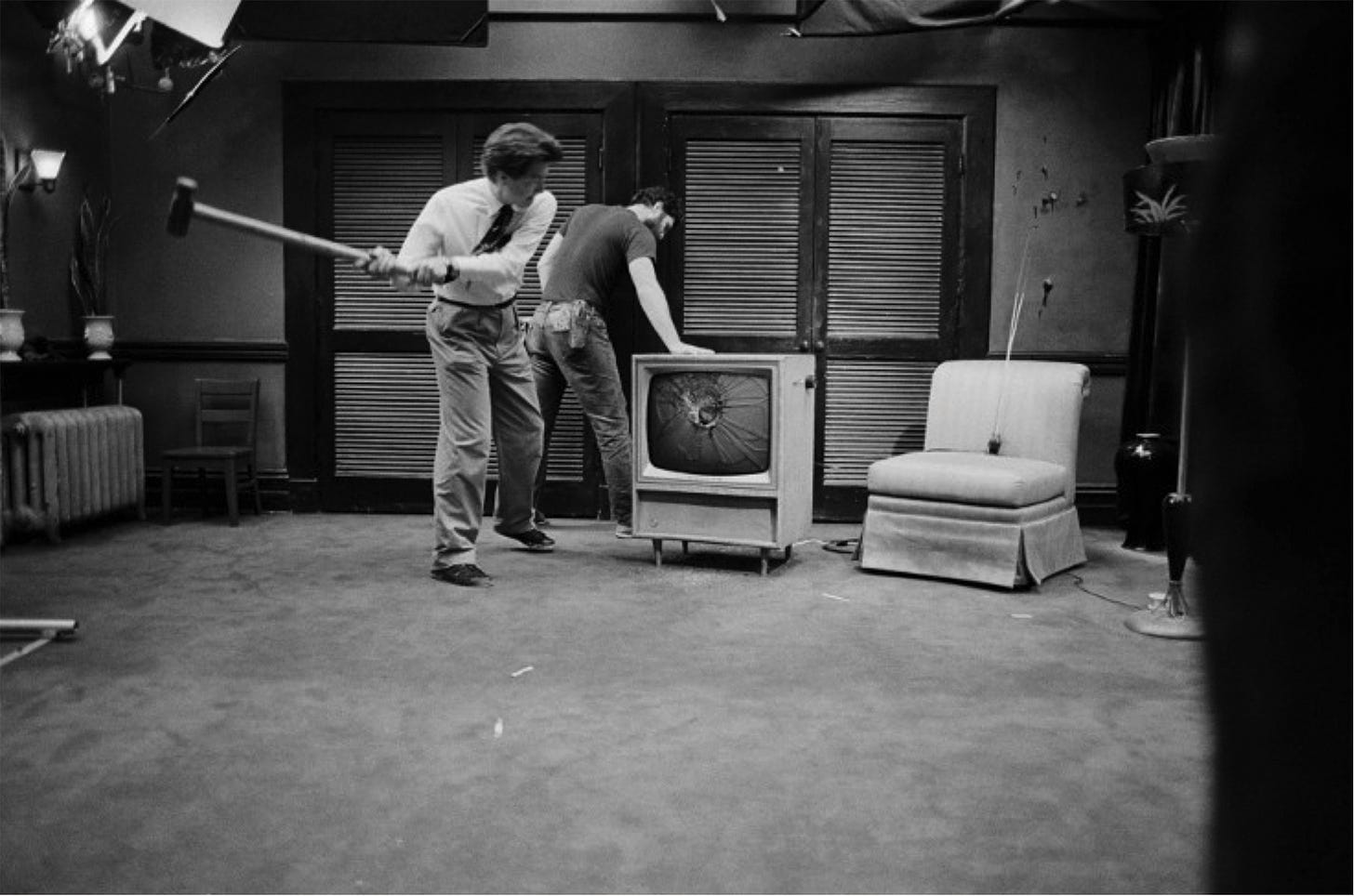 Director David Lynch damages the set for a scene in the movie Blue Velvet.  1986 : r/Moviesinthemaking