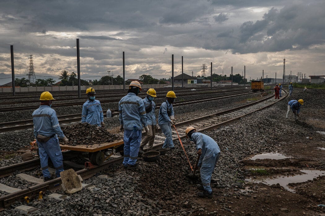 工人们在为万隆的高铁站铺设铁轨。中国主导的项目落后于计划数年。