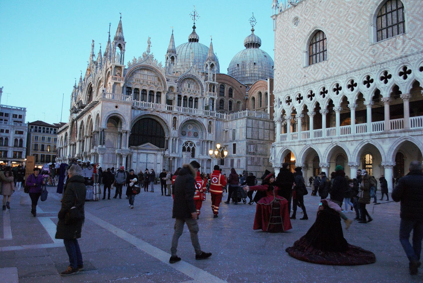 A Woman Photographer At Night In Venice (2) The night in Piazza San Marco in Venice begins. Did it make sense to have this experience?