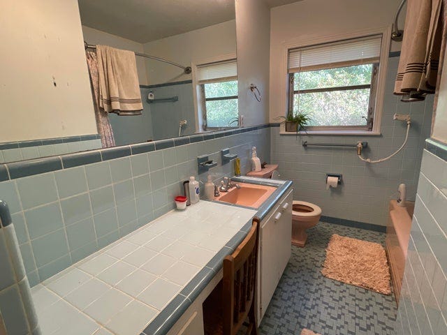 HELP!! I strongly disagree with what my real estate agent is telling me to  change about my 1960s bathroom (more info in comments) : r/InteriorDesign