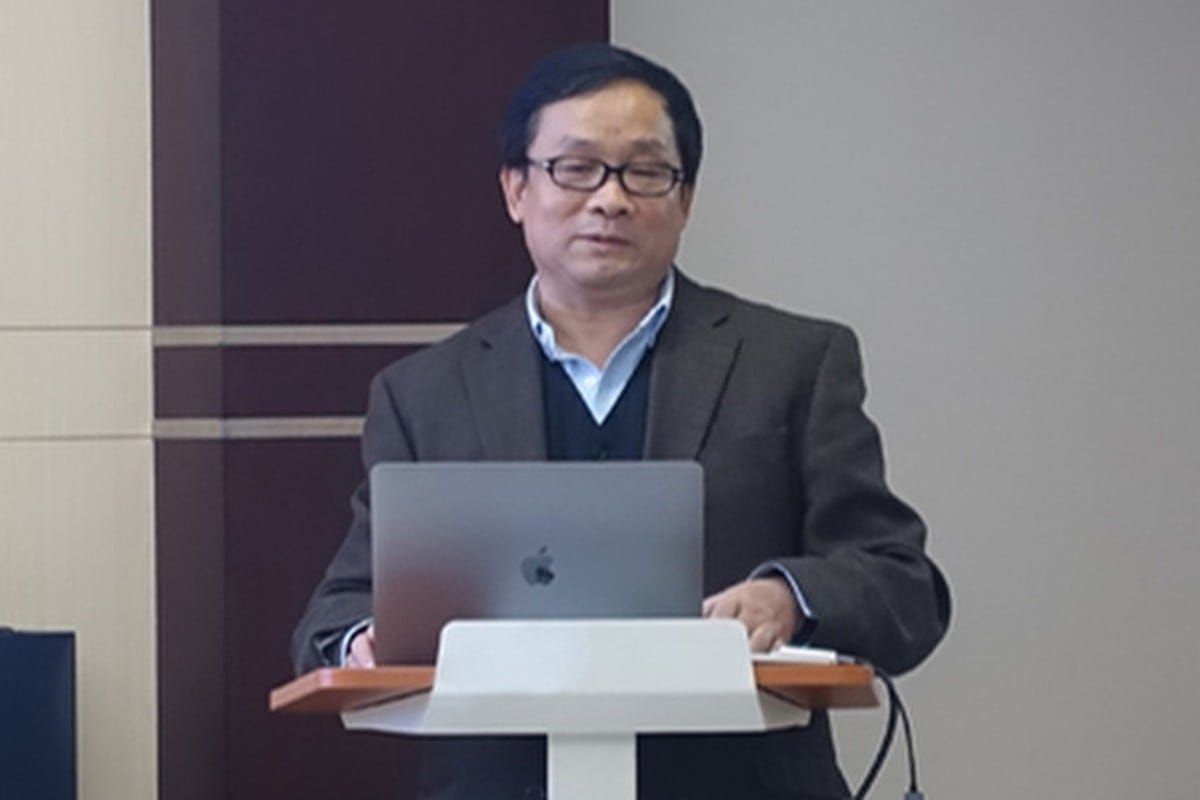 Zhang Xiaoxin delivering a presentation.