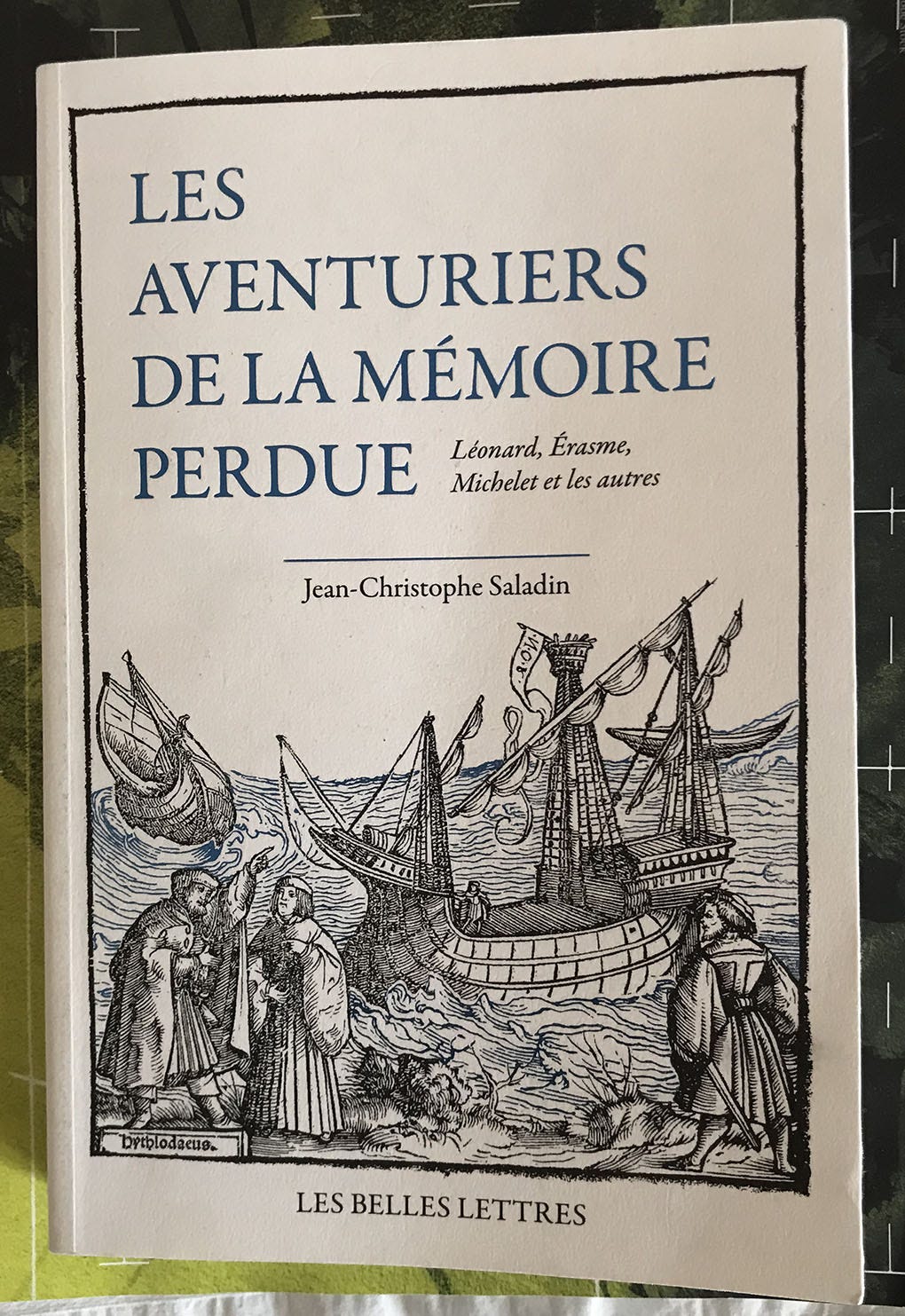 Couverture du livre Les aventuriers de la mémoire perdue; titre, nom d’éditeur et d’auteur; image de déchargement d’un bateau au XVe siècle