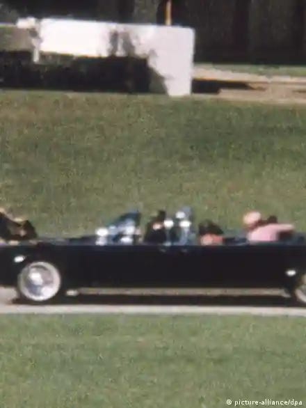 Jackie Kennedy lays her arm around her husband after he was shot +++(c) dpa - Report+++