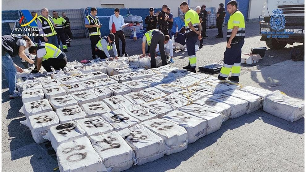 La Policía y Aduanas con el alijo incautado en Canarias
