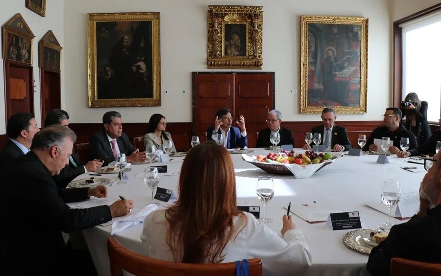 Fotografía cedida por la Arquidiocesis de Bogotá del la reunión entre el presidente de Colombia, Gustavo Petro (c-i) el arzobispo de Bogotá, cardenal Luis José Rueda (c), y el presidente del Congreso de Colombia, el senador Efraín Cepeda (2-d), este lunes en la Arquidiocesis de Bogotá en Bogotá (Colombia). EFE/ Arquidiocesis de Bogotá Fotografía cedida por la Arquidiocesis de Bogotá del la reunión entre el presidente de Colombia, Gustavo Petro (c-i) el arzobispo de Bogotá, cardenal Luis José Rueda (c), y el presidente del Congreso de Colombia, el senador Efraín Cepeda (2-d), este lunes en la Arquidiocesis de Bogotá en Bogotá (Colombia). EFE/ Arquidiocesis de Bogotá