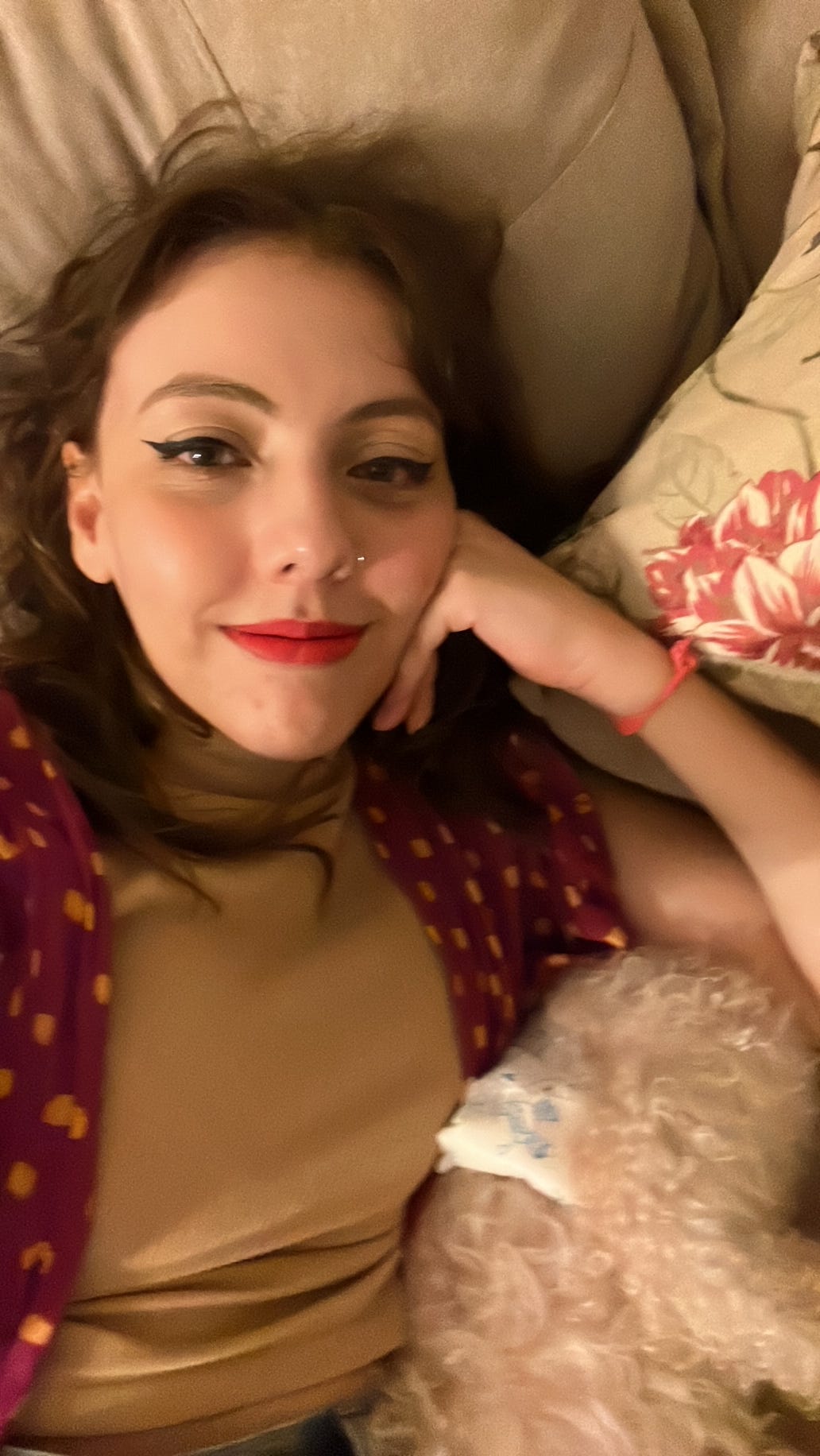 Mais uma selfie no ofá com cara de choro, mas dessa vez estou com um belo delineado de gatinho, batom rosa pink, kimono roxo com bolinhas amarelas e uma blusa da cor da pele