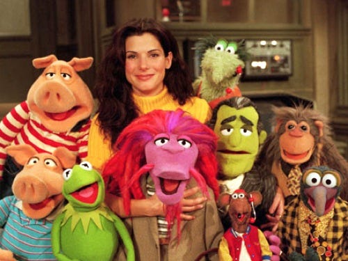 Sandra Bullock como guest star no Muppets Tonight com Kermit o Sapo, Gonzo, Rizzo o Rato, Clifford o jamaicano alienígena, Sal Minella, um mamaco, e porcoos