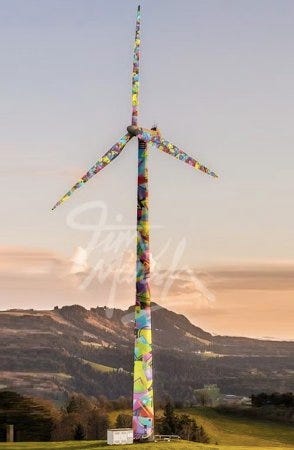 Une éolienne peinte imaginée par l'artiste Tim Marsh