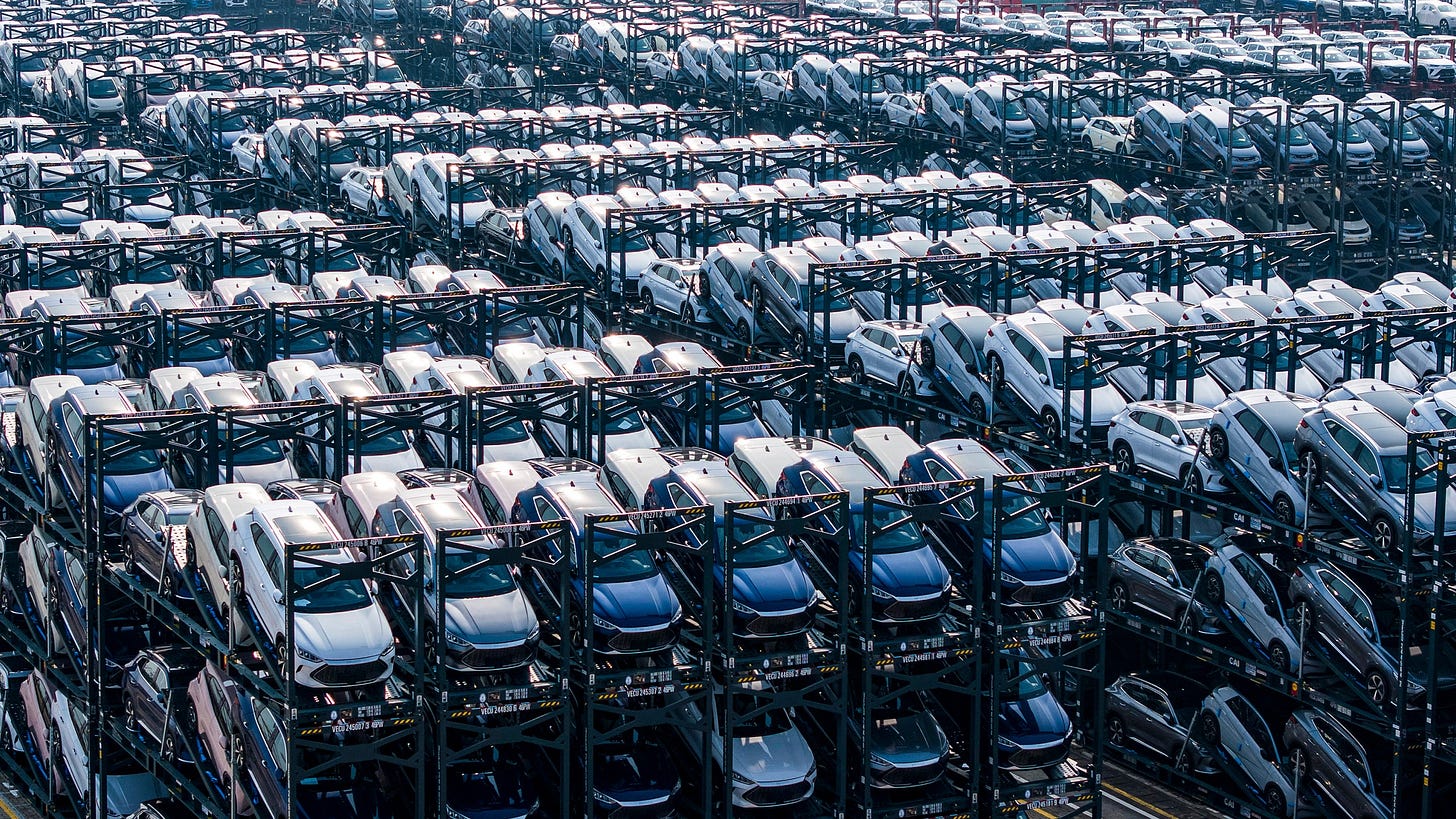Autos elctricos BYD que esperan ser cargados en un barco se ven apilados