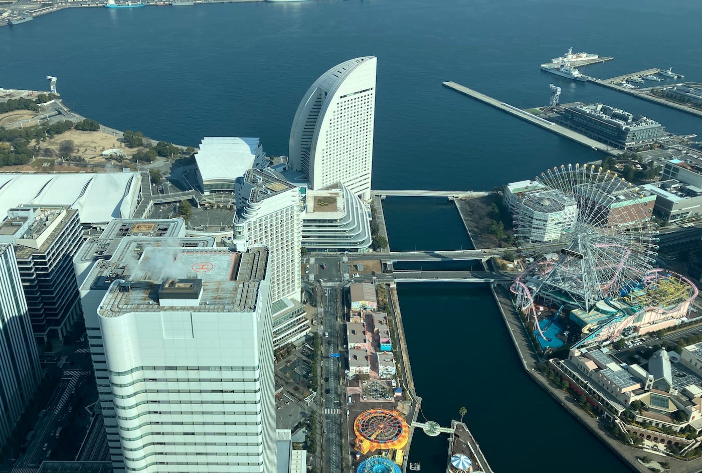 Aerial view of the route, including a ferris wheel and other entertainments